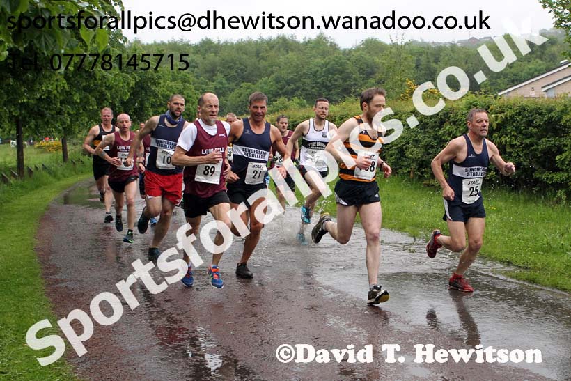 Start of the George Ogle Memorial Race, Rowlands Gill on a very wet night. Photo: David T. Hewitson/Sports for All Pics